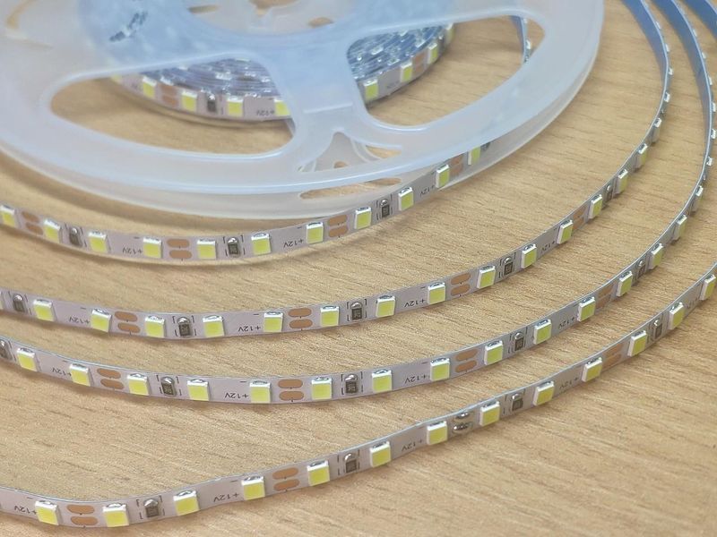 Світлодіодна стрічка 12В LLS-600WW2835-12 4мм SMD 2835 120 LED/m IP20 Теплий Білий 0120582 фото