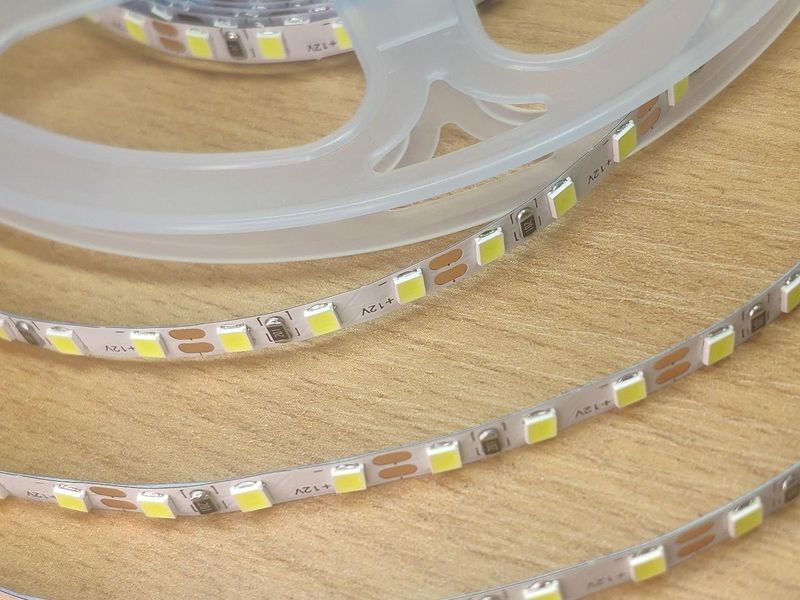 Світлодіодна стрічка 12В LLS-600WW2835-12 4мм SMD 2835 120 LED/m IP20 Теплий Білий 0120582 фото